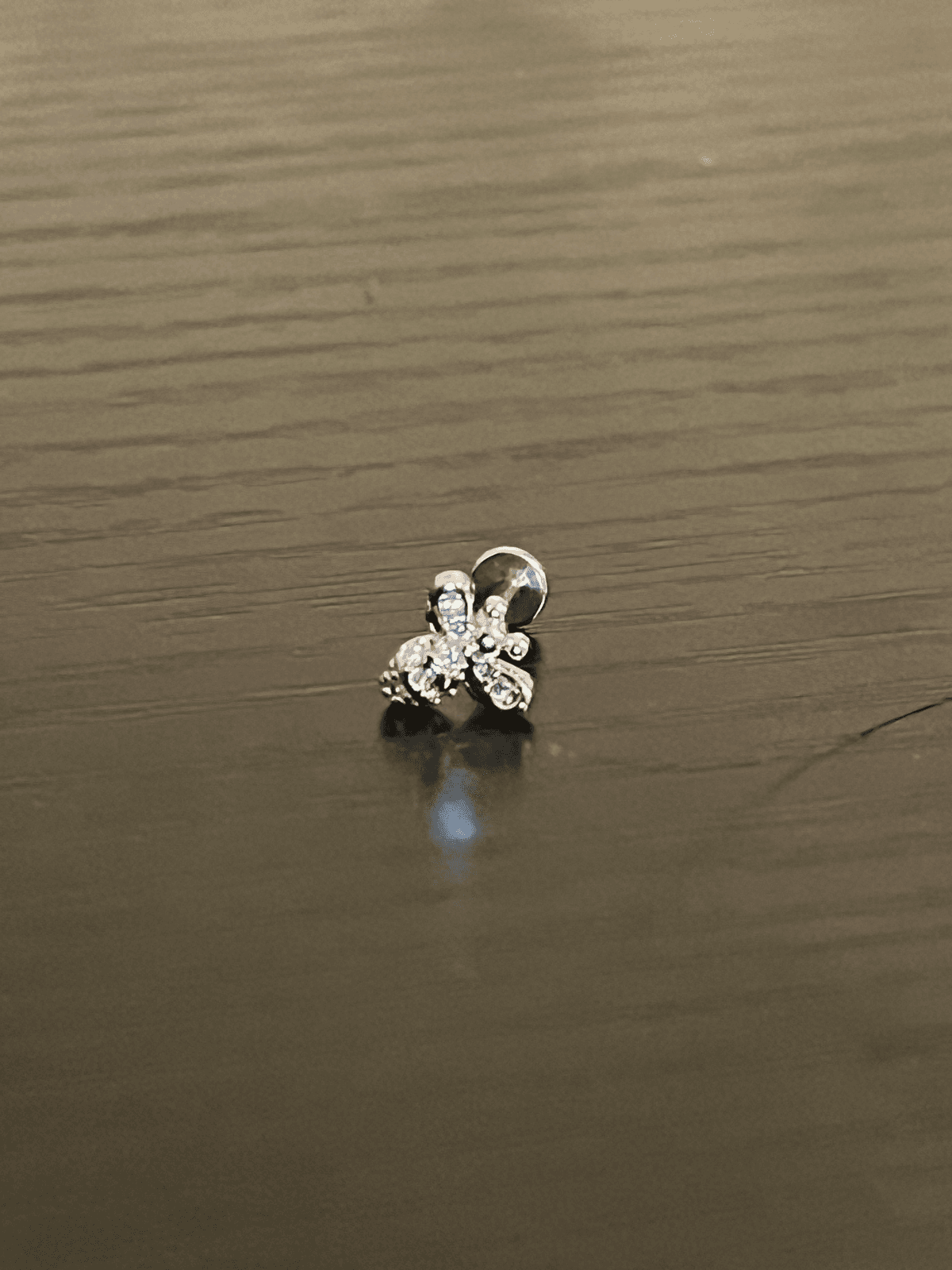 Bee ear stud